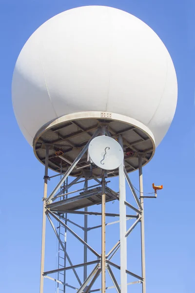 Meteorologisch radarstation op de top van Sierra de Fuentes, Sp. — Stockfoto