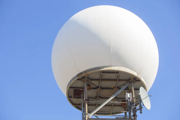 Sierra de Fuentes tepesindeki meteorolojik radar istasyonu, Sp — Stok fotoğraf