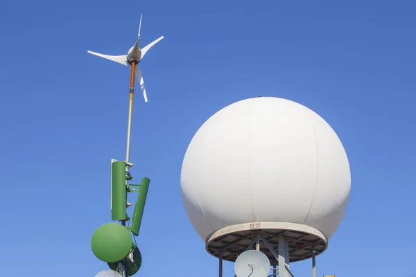 Sierra de Fuentes tepesindeki meteorolojik radar istasyonu, Sp — Stok fotoğraf