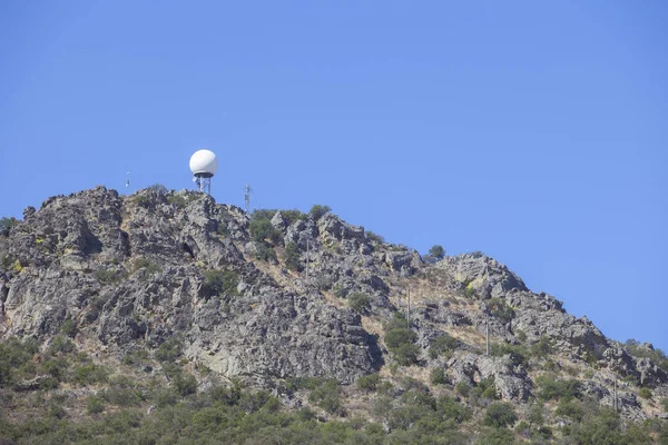 İspanya, Sierra de Fuentes 'in tepesinde meteorolojik radar var. Spa — Stok fotoğraf