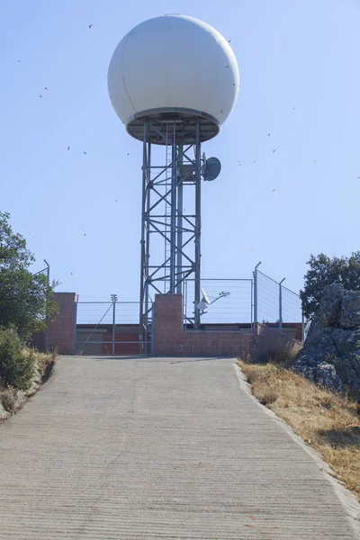 Meteorologický radar v Sierra de Fuentes, Španělsko. Lázeňský areál — Stock fotografie