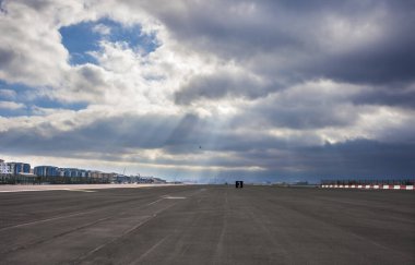 Gibraltar havaalanı pisti, halka açık yol olarak da kullanılır.