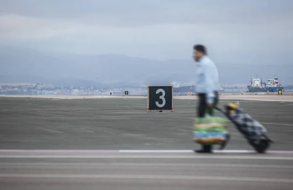 ジブラルタル空港と公共道路を横断する歩行者。モーション・ボール — ストック写真