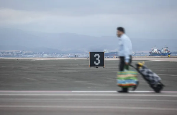 Pedestres atravessando Gibraltar aeroporto e estrada pública. Moção bl — Fotografia de Stock