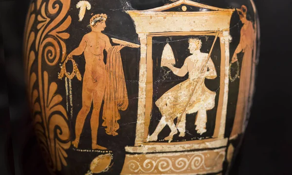 Amphora from Apulia with warrior in temple, 350 BCE — Stockfoto