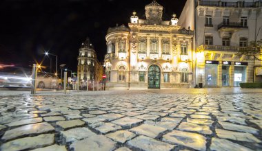 Largo da Portagem Caddesi. Geceleri daha düşük Coimbra