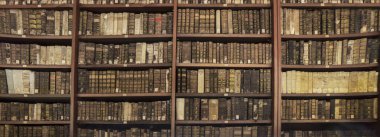 Johannine Kütüphanesi 'nin deposundaki eski kitaplar, Coimbra, Portekiz