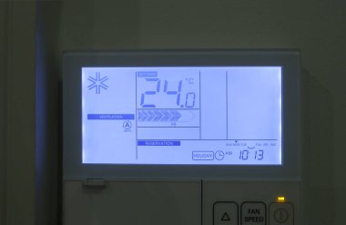 Oda iklim kontrol ekranı gece aydınlandı