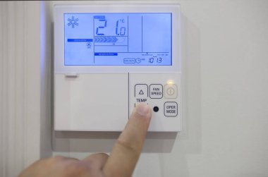 Evdeki elektronik cihazla oda iklim kontrolü ayarlanıyor