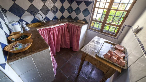 Traditionele axarquia keuken met tegelplint en metselaar — Stockfoto