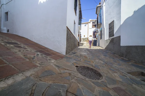 Uomo anziano locale salita pendio stretta strada di Comares, Malag — Foto Stock