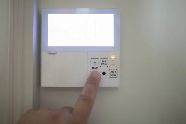 Adjusting room temperature with electronic thermostat at home