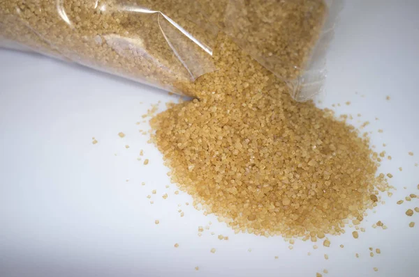 Plastiktüte mit verschüttetem braunen Zucker — Stockfoto