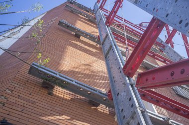 Ön cephede yapısal desteğe sahip güçlendirilmiş bina