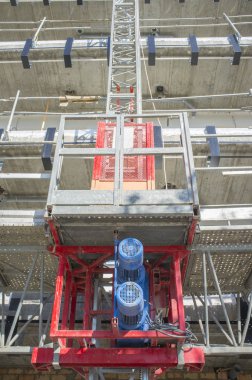 İnşaat alanındaki iskele asansörünün taşıma platformları