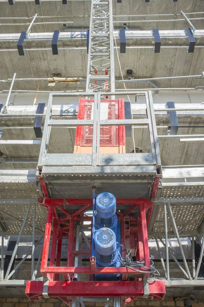 Transport Platforms of scaffold elevator at construction site — Stock Photo, Image