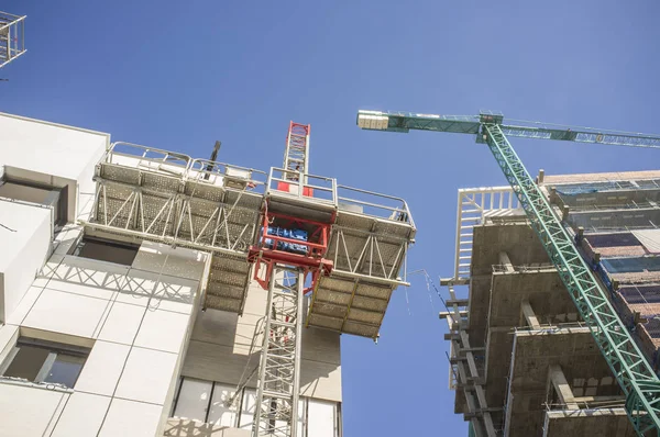 Plataformas de transporte del andamio ascensor en el sitio de construcción —  Fotos de Stock