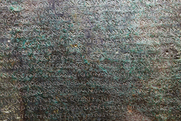 Севиль, Испания - 7 июля 2018 года: Правовая таблица Осуны, бывшего Урсо. Lex Coloniae Genetivae iuliae. Археологический музей Севильи, Андалусия, Испания
