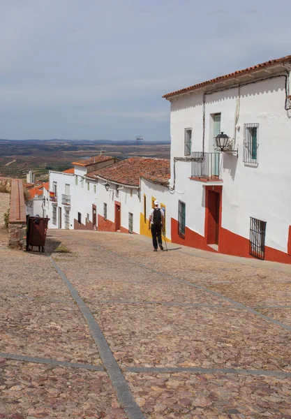 トレッカーはスペインのホナチョスの急な通りを下って行く エストレマドゥーラ州の農村と歴史観光 — ストック写真