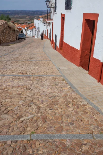 Trekker Gaat Door Een Steile Straat Van Hornachos Spanje Landelijk — Stockfoto