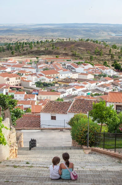 Spanya Nın Hornachos Şehrindeki Dik Caddenin Merdivenlerinde Oturan Çocuklar Extremadura — Stok fotoğraf