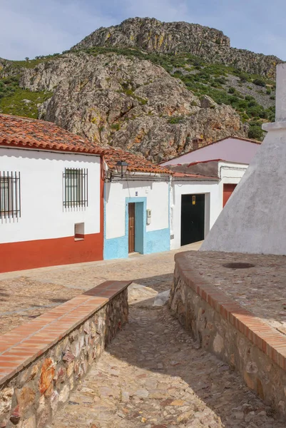 Witgekalkte Huizen Van Hornachos Met Sierra Grande Berg Bodem Spanje — Stockfoto