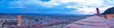 Çocuk kız Tierra de Barros 'un keyfini çıkarıyor. Panoramik alacakaranlıkta, Hornachos, Extremadura, İspanya