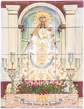 Hornachos, İspanya - 31 Mayıs 2020: Madonna of los Remedios karo duvarın üzerinde. Hornachos, Extremadura, İspanya 'nın koruyucu azizi.