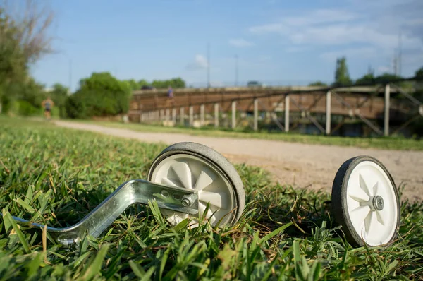 公園の芝生の上に車輪が横になっている 車輪の概念を訓練せずに初日 — ストック写真