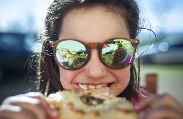 Klein Meisje Met Een Spiegelzonnebril Pizza Buiten Sluitingsdatum — Stockfoto