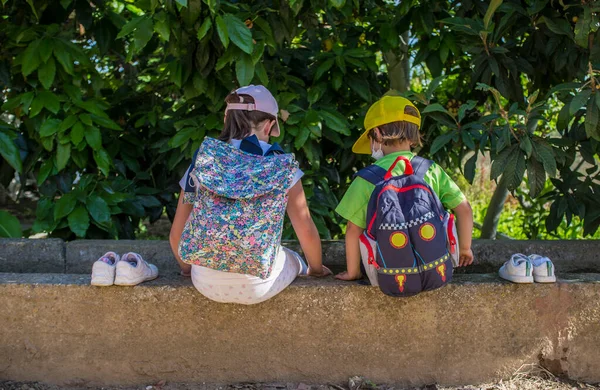 子供たちは足を灌漑運河にリフレッシュします 子供のための夏の田舎の外出 — ストック写真