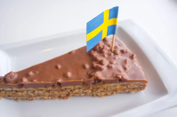 Ciasto Czekoladowe Daim Flagą Szwecji Zbliżenie — Zdjęcie stockowe