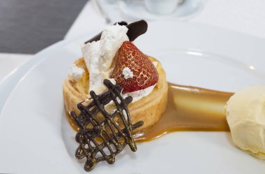 Yenilebilir altın tozuyla kaplanmış yemek pişirme tatlısı. İçi creme brulee, ahududu ve üstüne Madagaskar vanilyalı dondurma ile çikolata kaplı puf böreği.