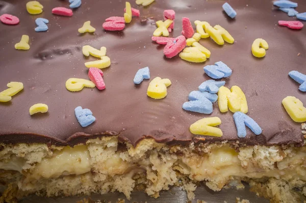 Hausgemachter Schokoladenkuchen Überzogen Mit Glitzernden Buchstaben Aus Zucker Nahaufnahme — Stockfoto