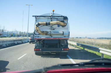 Şehirlerarası yolda yavaş tankerin arkasında. Arabanın içerisinden bak.