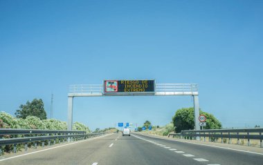 Otoyolda aşırı yangın tehlikesi işareti var. İspanyolca bilgi