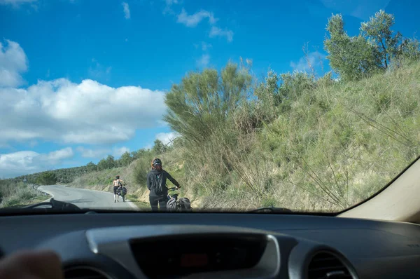 Conduciendo Lentamente Detrás Dos Ciclistas Pie Carretera Del Campo Veces — Foto de Stock