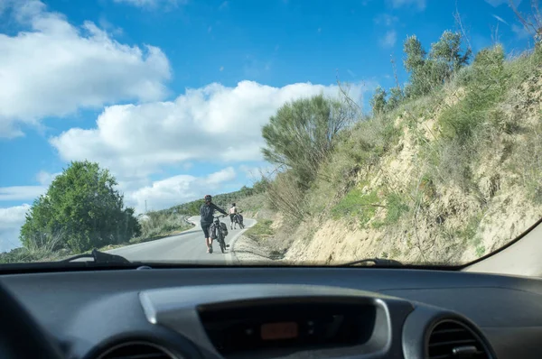 Conduire Lentement Derrière Deux Cyclistes Pied Sur Route Campagne Parfois — Photo