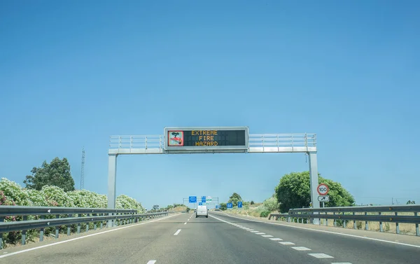 Ekstremalne Zagrożenie Pożarowe Autostradzie Informacje Języku Angielskim — Zdjęcie stockowe