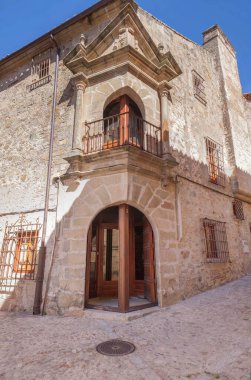 Chaves Calderon Mendoza Sarayı, Trujillo, Extremadura, İspanya. Köşesinde kapısı ve penceresi olan tek saray.