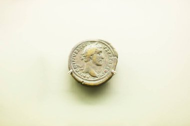 Merida, İspanya - 25 Ağustos 2018: Nerva Roma İmparatoru bronz para. İspanya, Merida 'da Ulusal Roma Sanatları Müzesi