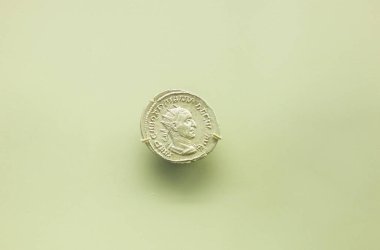 Merida, İspanya - 25 Ağustos 2018: Trajan Decius Roma İmparatoru gümüş para. İspanya, Merida 'da Ulusal Roma Sanatları Müzesi