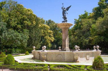 Valladolid, İspanya - 18 Temmuz 2020 Campo Grande 'deki şöhret çeşmesinin alegorisi. İspanya 'nın Valladolid şehrinin göbeğindeki büyük halk parkı. Mariano Chicote Recio tarafından 1883 'te yapıldı.