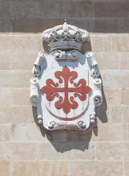 バジャドリードの建物のアカデミーに添付カラトラバエンブレムの順序で救済 赤いギリシャの十字は その端にFlur Lisを持つ — ストック写真