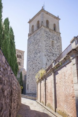 Santa Maria Belediye Başkanı Kilisesi 'nden Torre Nueva, Trujillo, İspanya. Şehir merkezinden görüntü