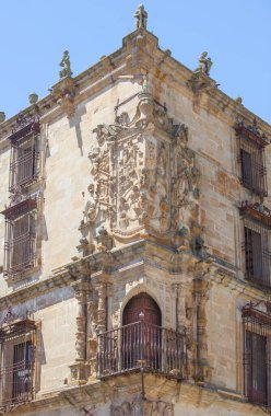 Fetih Markizi Sarayı veya Marques de la Conquista, Trujillo, İspanya. Köşedeki balkon ve arma