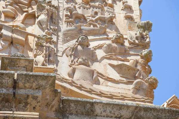 Francisco Pizarro arması. İnka halkının boyunlarından zincirlenmiş hallerinin ayrıntıları. Fetih Markizi Sarayı ya da Fatih Markisi Trujillo, İspanya. 