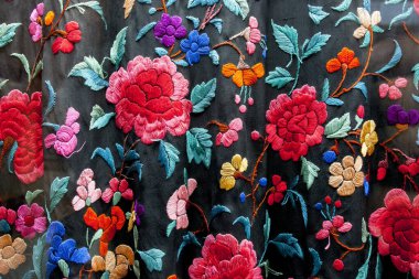 Manila şalı, Çin 'den nakışlı ipek şal. İspanya 'da Manton de Manila olarak da bilinir.