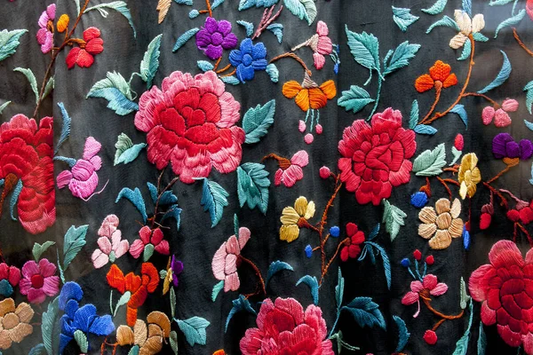 Manila şalı, Çin 'den nakışlı ipek şal. İspanya 'da Manton de Manila olarak da bilinir.