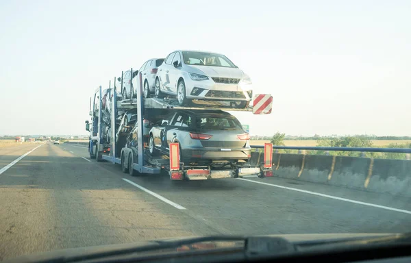 Car Carrier Trailer Divided Highway Road View Car — Stock Photo, Image